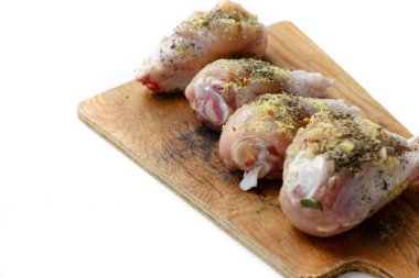 Tavuk drumsticks ahşap bir gemide. Beyaz arka plan izole. Üstten Görünüm. Düz yatıyordu.