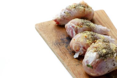 Tavuk drumsticks ahşap bir gemide. Beyaz arka plan izole. Üstten Görünüm. Düz yatıyordu.