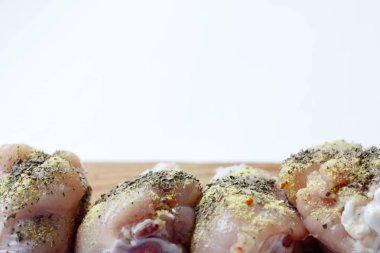 Tavuk drumsticks ahşap bir gemide. Beyaz arka plan izole. Üstten Görünüm. Düz yatıyordu.