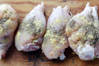 Tavuk drumsticks ahşap bir gemide. Beyaz arka plan izole. Üstten Görünüm. Düz yatıyordu.