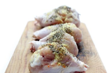 Tavuk drumsticks ahşap bir gemide. Beyaz arka plan izole. Üstten Görünüm. Düz yatıyordu.