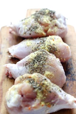 Tavuk drumsticks ahşap bir gemide. Beyaz arka plan izole. Üstten Görünüm. Düz yatıyordu.