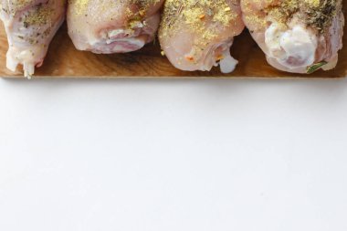 Tavuk drumsticks ahşap bir gemide. Beyaz arka plan izole. Üstten Görünüm. Düz yatıyordu.