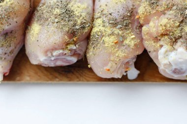 Tavuk drumsticks ahşap bir gemide. Beyaz arka plan izole. Üstten Görünüm. Düz yatıyordu.