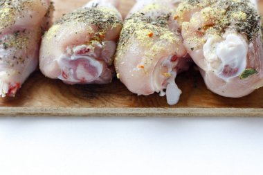 Tavuk drumsticks ahşap bir gemide. Beyaz arka plan izole. Üstten Görünüm. Düz yatıyordu.