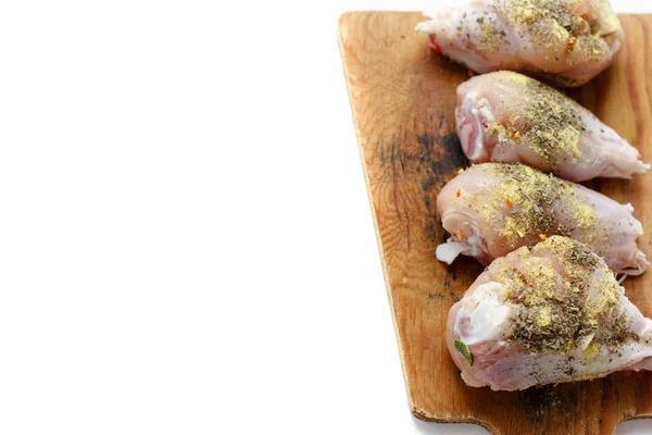 Tavuk drumsticks ahşap bir gemide. Beyaz arka plan izole. Üstten Görünüm. Düz yatıyordu.