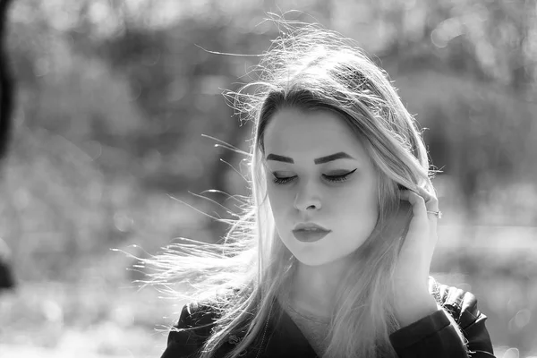 Ao ar livre retrato de bela jovem morena. Mulher sorrindo feliz no verão ensolarado ou dia de primavera fora no fundo da cidade. Retrato de close-up em uma hora dourada. Foco seletivo. — Fotografia de Stock