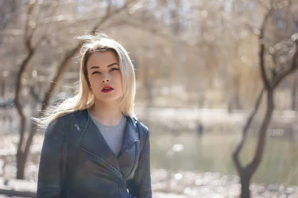 All'aperto ritratto di bella giovane ragazza bruna. Donna sorridente felice in estate soleggiata o giorno di primavera fuori sullo sfondo della città. Ritratto ravvicinato in un'ora d'oro. Focus selettivo. — Foto Stock