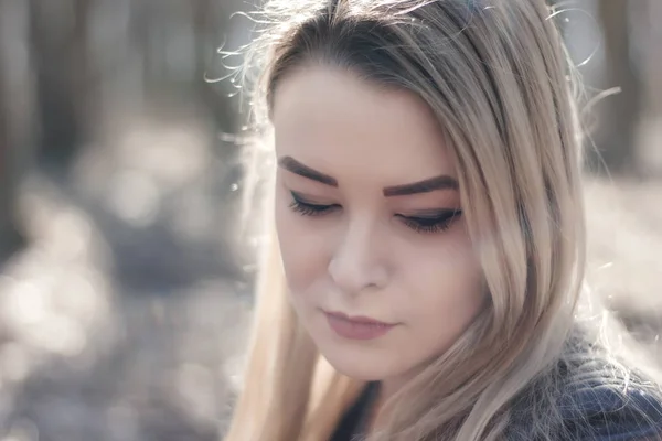 All'aperto ritratto di bella giovane ragazza bruna. Donna sorridente felice in estate soleggiata o giorno di primavera fuori sullo sfondo della città. Ritratto ravvicinato in un'ora d'oro. Focus selettivo. — Foto Stock