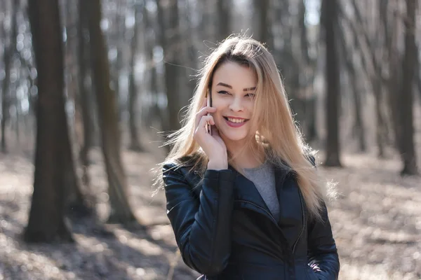 Bella donna felice che parla al cellulare nel parco. Ora di autunno . — Foto Stock