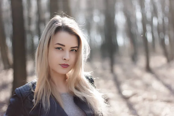 Ao ar livre retrato de bela jovem morena. Mulher sorrindo feliz no verão ensolarado ou dia de primavera fora no fundo da cidade. Retrato de close-up em uma hora dourada. Foco seletivo. — Fotografia de Stock