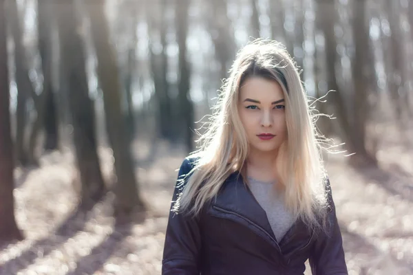 All'aperto ritratto di bella giovane ragazza bruna. Donna sorridente felice in estate soleggiata o giorno di primavera fuori sullo sfondo della città. Ritratto ravvicinato in un'ora d'oro. Focus selettivo. — Foto Stock