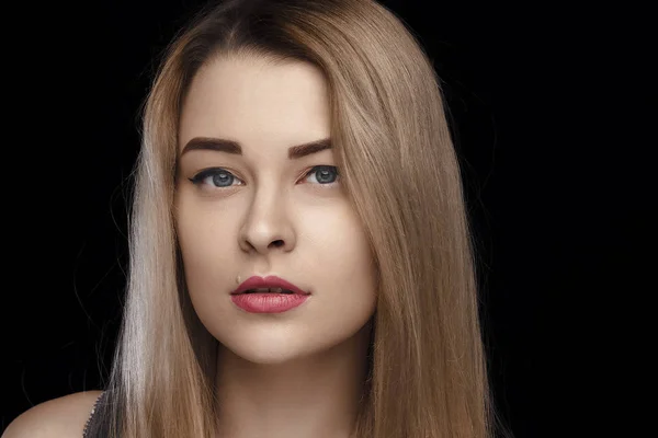 Retrato de cerca de una hermosa chica con pelo blanco y ojos azules y piel perfecta. Maquillaje todos los días, foto del estudio. aislado sobre un fondo negro . — Foto de Stock