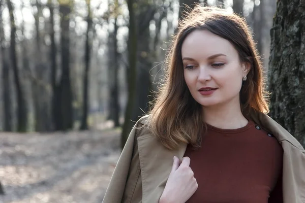 Ritratto ravvicinato di una ragazza sullo sfondo di un lago in una calda giornata estiva — Foto Stock