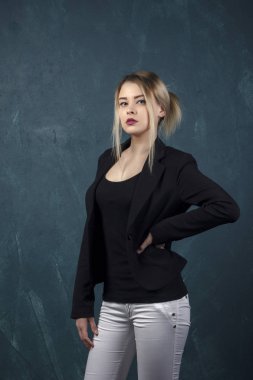 Yakın çekim portre bir mavi dokusal duvar arka plan metin için yer ile siyah elbiseli güzel gülümseyen kadın ile lots-in bilgi,.