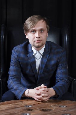 Pahalı bir karanlık int arka plan üzerinde takım elbiseli bir genç adam