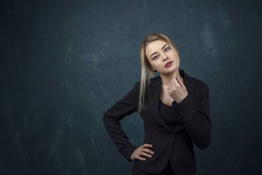 Yakın çekim portre bir mavi dokusal duvar arka plan metin için yer ile siyah elbiseli güzel gülümseyen kadın ile lots-in bilgi,.