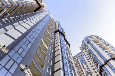 Modern iş ofis gökdelenler, yüksek binalar, ticari bölgesinde, mavi gökyüzüne alt görünümü yükselterek mimari bakarak.