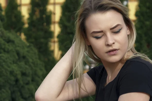 Retrato de chica de ensueño agradable, mujer joven que se relaja bajo un gran árbol en el parque al aire libre. belleza de la naturaleza y el concepto de mujer — Foto de Stock