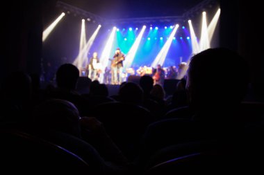 seyirciler Sahne sanatçıları ile izlemek.