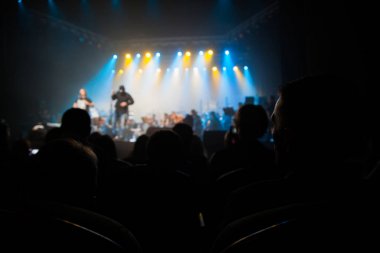 seyirciler Sahne sanatçıları ile izlemek.