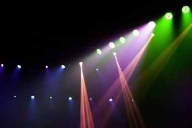 Sahne ışıkları üzerinde konser.