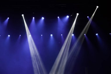 Sahne ışıkları üzerinde konser.
