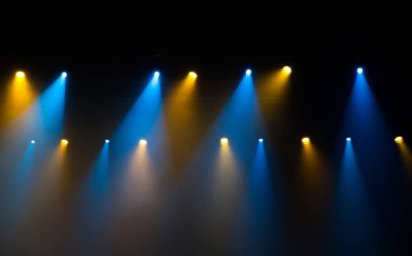 Sahne ışıkları üzerinde konser.