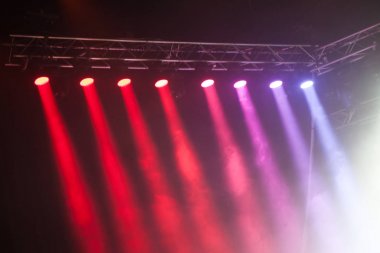 Sahne ışıkları üzerinde konser.