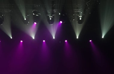 Sahne ışıkları üzerinde konser.