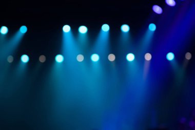 Sahne ışıkları üzerinde konser.