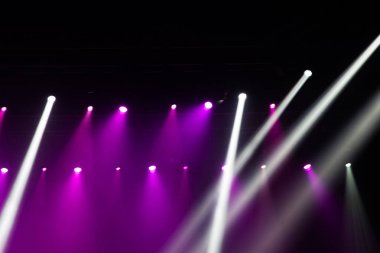 Sahne ışıkları üzerinde konser.