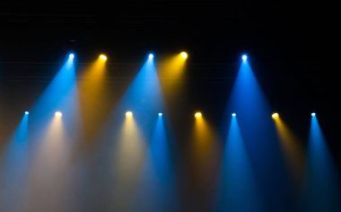 Sahne ışıkları üzerinde konser.