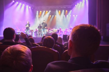 Seyirci sanatçılarla sahne izliyor.