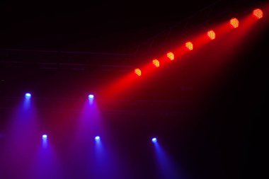 Sahne ışıkları üzerinde konser.