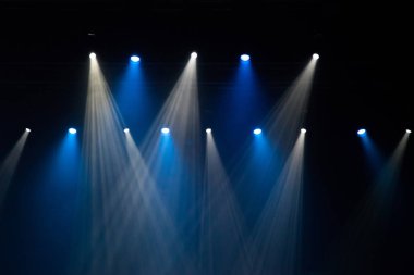 Sahne ışıkları üzerinde konser.