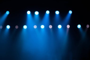 Sahne ışıkları üzerinde konser.