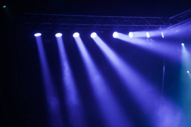 Sahne ışıkları üzerinde konser.