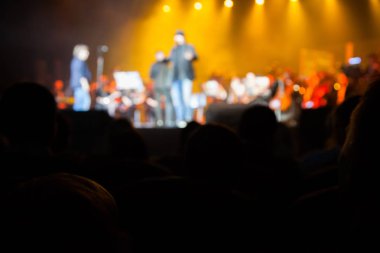 Seyirci sanatçılarla sahne izliyor.