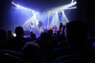 Seyirci sanatçılarla sahne izliyor.