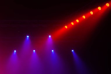 Sahne ışıkları üzerinde konser.