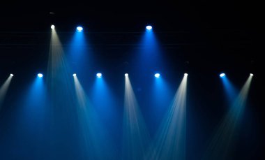Sahne ışıkları üzerinde konser.