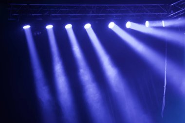 Sahne ışıkları üzerinde konser.