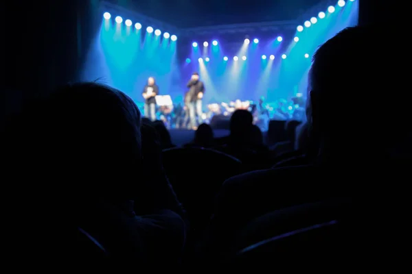 Publiczność oglądać sceny z artystami. — Zdjęcie stockowe