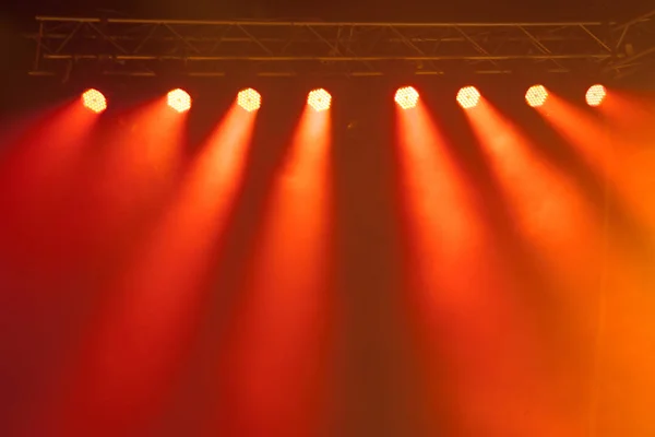 Sahne ışıkları üzerinde konser.