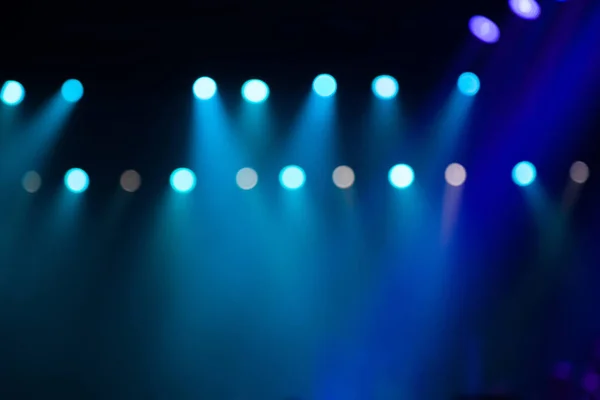 Sahne ışıkları üzerinde konser.