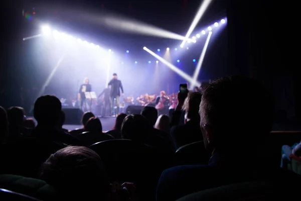 Público viendo la escena con artistas . —  Fotos de Stock