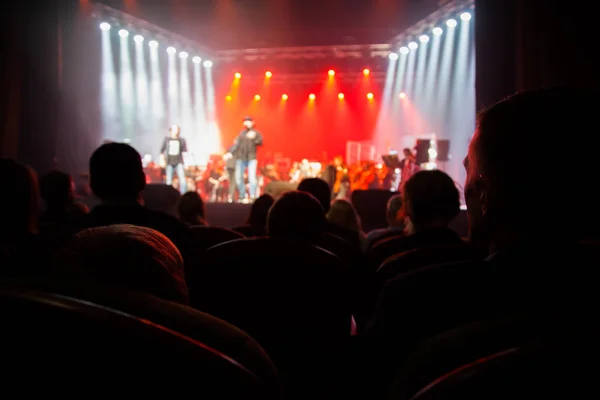 Público viendo la escena con artistas . —  Fotos de Stock