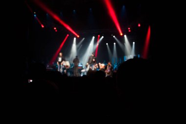 Seyirci sanatçılarla sahne izliyor.