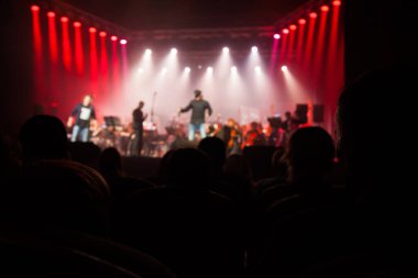 Seyirci sanatçılarla sahne izliyor.